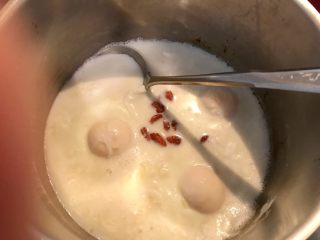 10、牛奶酒酿水破蛋,最后加入枸杞，煮上10秒左右就可以关火了！