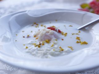 11、牛奶酒酿水破蛋,装入容器中，撒上桂花就可以开吃啦????