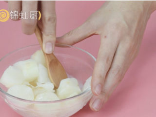 3、小孩都能吃的健康“圣女果奶香山药”,加入牛奶