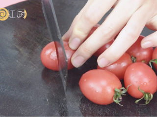 5、小孩都能吃的健康“圣女果奶香山药”,洗净圣女果，切半