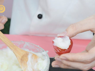 6、小孩都能吃的健康“圣女果奶香山药”,把奶香山药糊抹在圣女果上