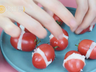 7、小孩都能吃的健康“圣女果奶香山药”,如图一一摆好