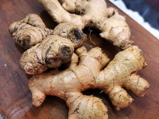 3、猪脚姜,中或老姜