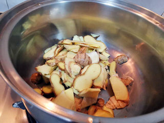 8、猪脚姜,锅中下少许油，倒入姜片