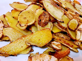 10、猪脚姜,待姜片边缘略显焦黄即刻捞出