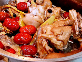 18、猪脚姜,继续焖煮20分钟，焖15分钟后，试一下，皮Q肉软即可食用