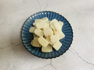 1、红糖年糕,切片年糕清洗一下沥干水分备用