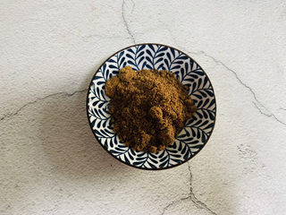 2、红糖年糕,准备两勺红糖