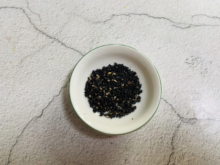 3、红糖年糕,熟黑芝麻