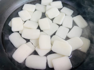 5、红糖年糕,锅中加入适量清水大火烧开放入年糕煮两分钟