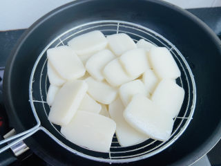 6、红糖年糕,捞出过凉水