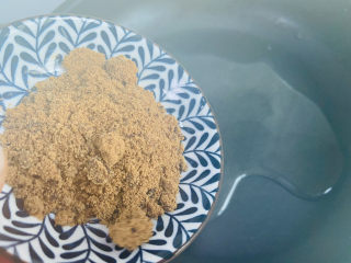 7、红糖年糕,另起锅加入少许清水烧开放入红糖