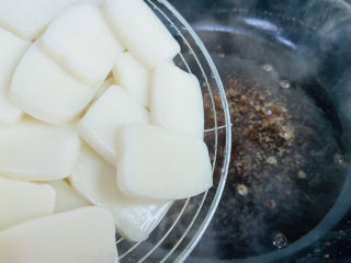 9、红糖年糕,放入年糕