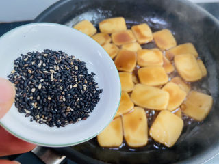 14、红糖年糕,放入熟黑芝麻