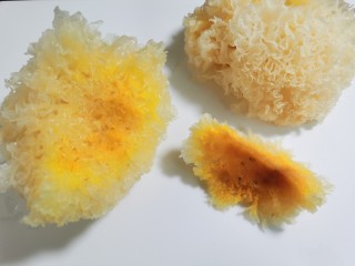 4、苹果银耳红枣汤,泡发好的银耳把根部发黄的地方去掉,然后清洗几遍。