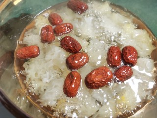 6、苹果银耳红枣汤,然后放入红枣,调到小火,盖好盖子,最少煮一个半小时左右。