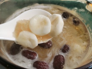 10、苹果银耳红枣汤,将马蹄放入银耳汤里。马蹄不用煮时间长了,保持脆脆的口感会比较好吃。