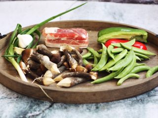 1、肉片炒黑鸡枞,准备主要食材。