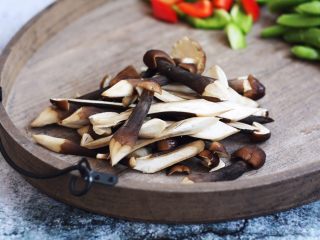 2、肉片炒黑鸡枞,将黑鸡枞清洗干净,切成条。