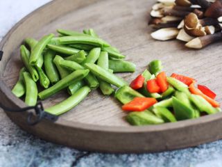 3、肉片炒黑鸡枞,甜豆用手撕去老梗,彩椒切成菱形片。