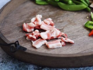 4、肉片炒黑鸡枞,五花肉切成片。