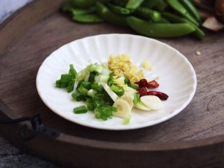 5、肉片炒黑鸡枞,小香葱切成葱花、蒜切片、姜切成姜末、辣椒切成小段。