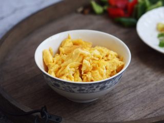 6、肉片炒黑鸡枞,鸡蛋炒熟。