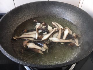 8、肉片炒黑鸡枞,黑鸡枞焯水至断生,捞出沥干水分备用。