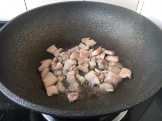9、肉片炒黑鸡枞,热锅凉油,放入五花肉,炒至变色。