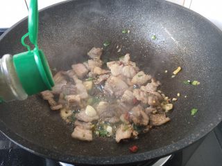11、肉片炒黑鸡枞,放入少许的白胡椒粉。