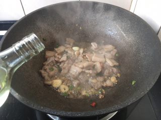 12、肉片炒黑鸡枞,烹入1勺的料酒。