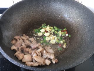 10、肉片炒黑鸡枞,将肉片扒在锅的一边(盛出备用也可以),爆香葱姜蒜辣椒。