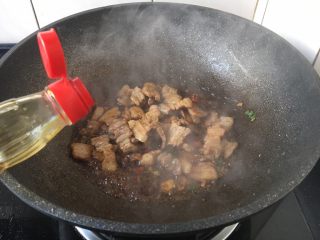 13、肉片炒黑鸡枞,倒入1勺的酱油,将肉片翻炒均匀。