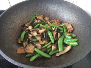 14、肉片炒黑鸡枞,放入黑鸡枞和甜豆,炒至8成熟。