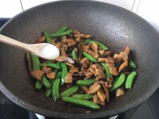 15、肉片炒黑鸡枞,放入少许的盐调味。
