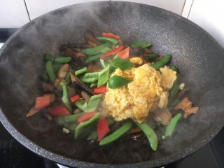 16、肉片炒黑鸡枞,放入炒好的鸡蛋和彩椒,翻炒均匀。