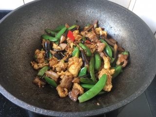 17、肉片炒黑鸡枞,淋入少许的花椒油即可。