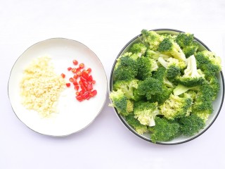 1、开胃爽口的凉拌西兰花,西兰花，蒜末、小米椒、生抽、香油、食用油、白糖。西兰花切小朵，洗净泡盐水中十分钟。大蒜切末，小米椒切圈。