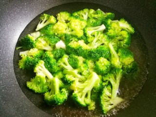 2、开胃爽口的凉拌西兰花,西兰花放入加了少许盐和油的沸水中焯2分钟。