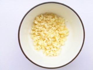 3、开胃爽口的凉拌西兰花,碗中放入大蒜。