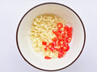 4、开胃爽口的凉拌西兰花,小米椒。