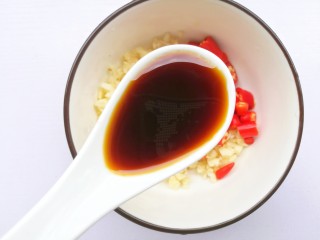 5、开胃爽口的凉拌西兰花,两勺生抽。