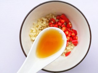 6、开胃爽口的凉拌西兰花,一勺香油。