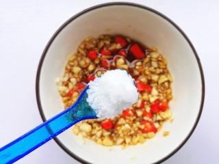 8、开胃爽口的凉拌西兰花,一勺盐。