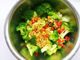 11、开胃爽口的凉拌西兰花,加入料汁。