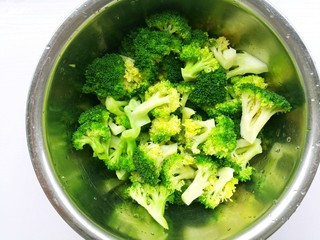 10、开胃爽口的凉拌西兰花,西兰花放入大盆中。