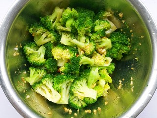 12、开胃爽口的凉拌西兰花,拌匀。