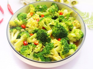 13、开胃爽口的凉拌西兰花,开吃。