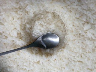 11、甜甜酒酿,清澈的米酒已经出来了