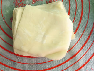 2、云吞面,准备好云吞皮